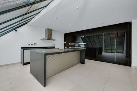 Gated, contemporary 5 bedroom family home, offering spacious accommodation with lots of natural light in a desirable residential road. - Photo 5