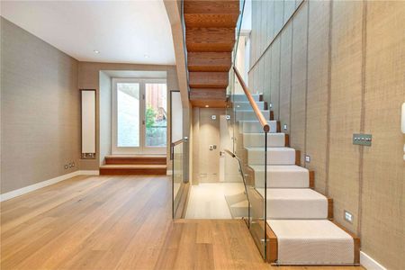 A two bedroom plus study period three storey house on a desirable residential address in the heart of Chelsea - Photo 4