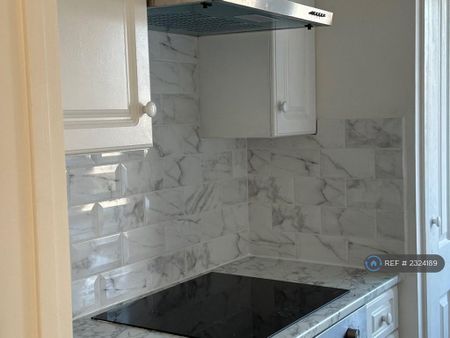 2 bedroom flat to rent - Photo 3