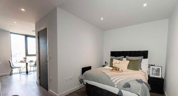 Studio Flat, Carpenters Row, L1 - Photo 1