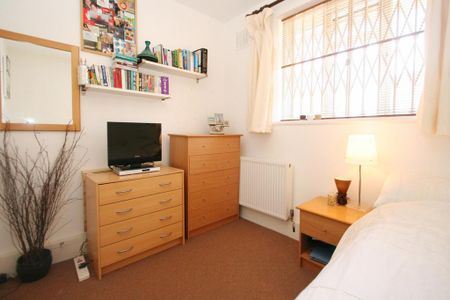 1 bedroom in a flat share to rent - Photo 3