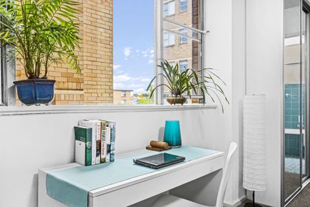 Corner Studio Apartment with Parking, Moments from Centennial Park - Photo 5