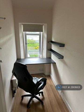 4 bedroom flat to rent - Photo 4