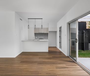 Modern Three Bedroom Townhouse - Photo 5