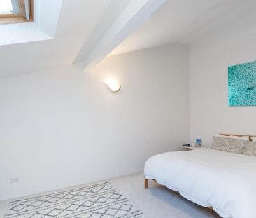 Modern one-bedroom loft-style apartment. - Photo 1