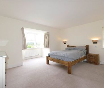 2 Bedroom House - Lodge Hill Road, Lower Bourne - Photo 3