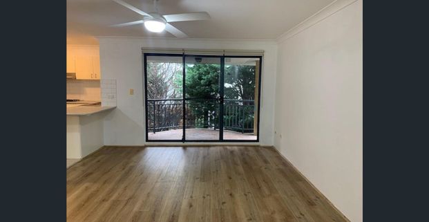 Spacious 2-Bedroom Apartment with easy access to shops and transport - Photo 1