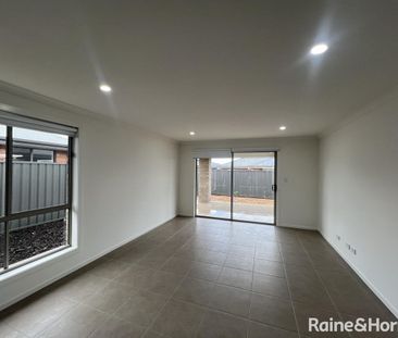 Spacious 4-Bedroom Family Home in Munno Para Downs - Photo 2