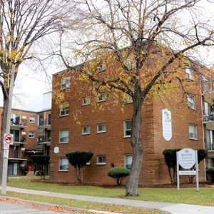 Randal Court Apartments - Photo 2