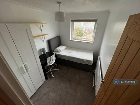 1 bedroom in a flat share to rent - Photo 4