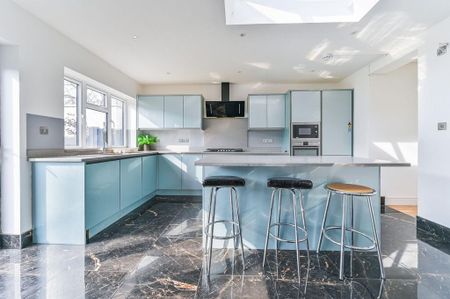 5 bedroom end of terrace house to rent - Photo 4