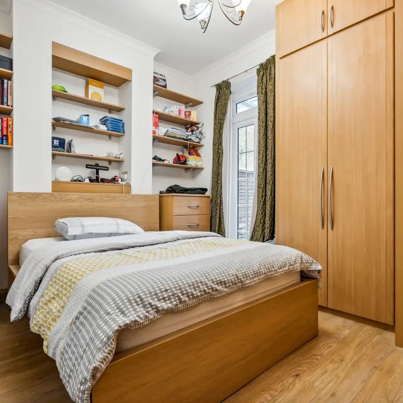 2 bedroom flat in London - Photo 1