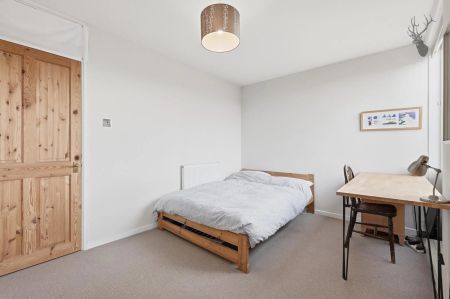 2 Bedroom Flat - Purpose Built - Photo 3