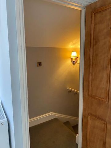 Large, cosy, room with en suite to rent in a nice area of Harborne. Close to the High Street, but quiet, you will have access to local pubs, shops and restaurants just a few minutes walk away. - Photo 5