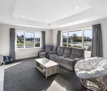 Large family home ready to move in - Photo 1