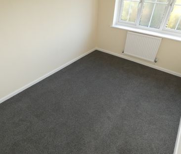 3 bed House - To Let - Photo 5