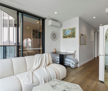 Stylish Living In PM residence - Photo 3