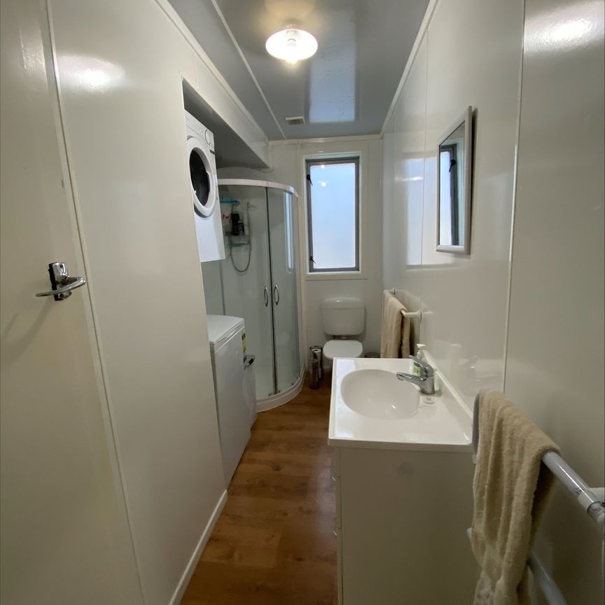 Modern 2-Bedroom Apartment with City Views – Walk to University & Hospital - Photo 1