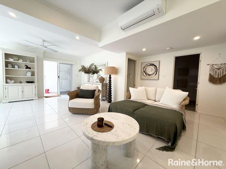 3 BEDROOM : 2 BATHROOM : LUXURY VILLA : FULLY FURNISHED : CLOSE TO TOWN & BEACH : POOL - Photo 2