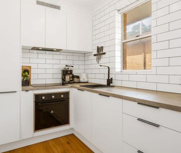 Stylish Top-Floor Retreat Moments from Dee Why Beach - Photo 4