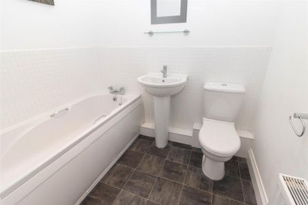 2 bedroom ground floor flat to rent - Photo 4