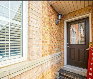 For Lease - 33 Warnford Circle, Ajax, Ontario - Photo 4