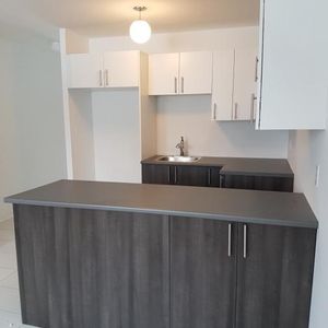 Perle Rare à Saint Lambert - Grand 3 1/2 Renové, entouré d'arbres et près du Village - Photo 2