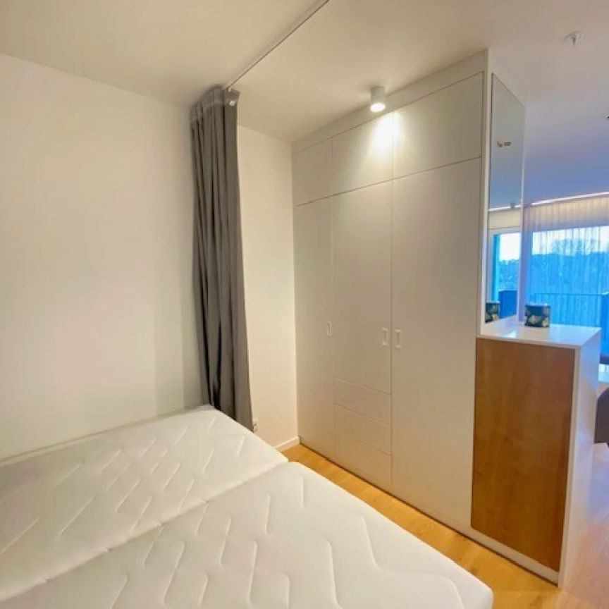 VOLLMÖBLIERTE Singlewohnung mit Balkon und Blick in den grünen Kurpark! Strom, Heizung, Internet und Fitness inklusive! - Concierge im Haus. AB MAI! - Photo 1