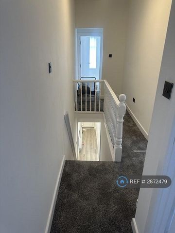 4 bedroom end of terrace house to rent - Photo 4
