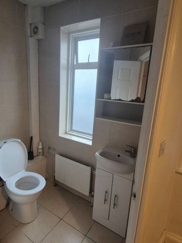 Room in a Shared House, Varley Road, E16 - Photo 3