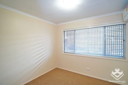 Walking to shopping, close to school - Photo 3