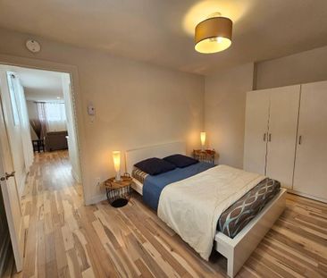 Magnifique 3 1/2 rénové, meublé + cour clôturée @ 1 325 $/mois - Photo 3