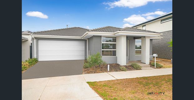 Contemporary Comfort in a Family-Friendly Neighbourhood - Photo 1