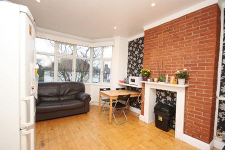 Long Drive, East Acton, London, W3 7PL - Photo 4