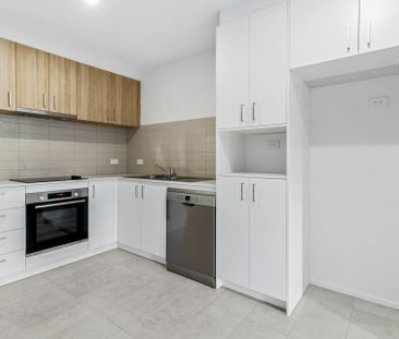 Spacious Living! - Photo 5