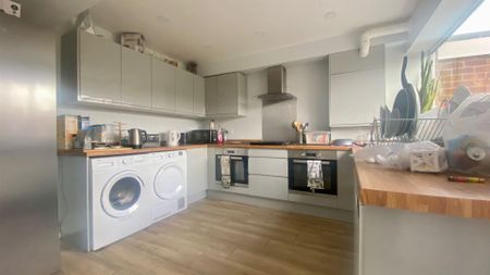 To Let - Photo 2