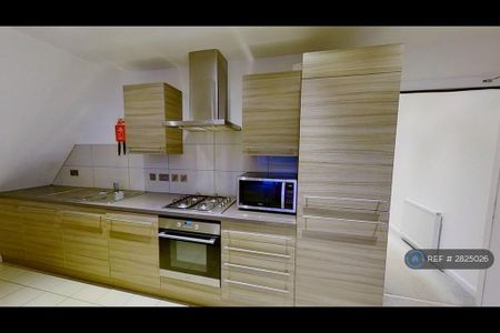 4 bedroom flat to rent - Photo 4