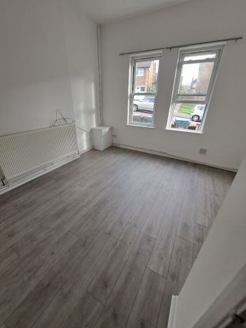 3 Bed Flat, High View Road, SE19 - Photo 4