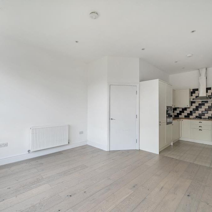 3 bedroom flat to rent - Photo 1