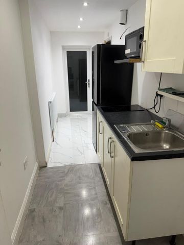 1 bedroom in a flat share to rent - Photo 5