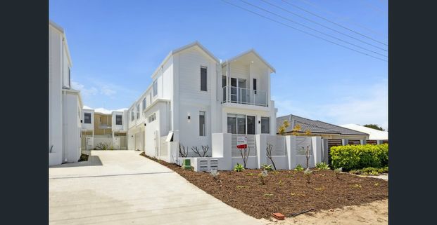 NEAR NEW 3 X 2 TOWNHOUSE IN PRIME LOCATION! - Photo 1