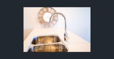 Massive Living & Bedroom Space In Prime Location - Photo 3