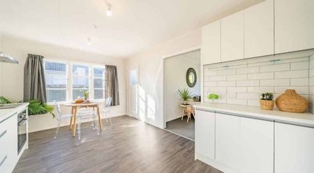 Beautiful renovated 3 bedroom home - Photo 2