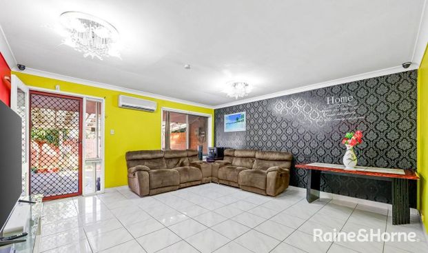 LOCATION IS THE KEY! LOVELY 2 BEDROOM VILLA IN INGLEBURN FOR LEASE! - Photo 1