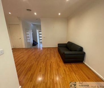 SPACIOUS 3 BEDROOM TOWNHOUSE - Photo 2