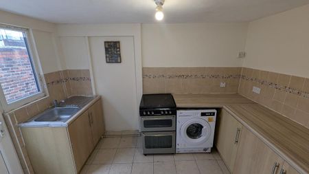 2 bedroom ground floor flat to rent - Photo 2