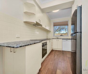 Spacious and Light-Filled Townhouse - Photo 6