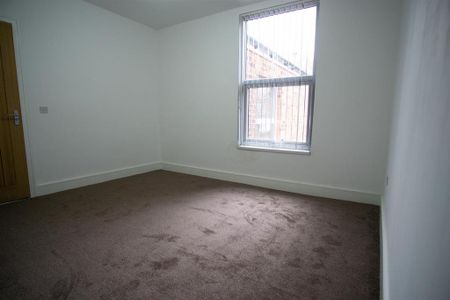 3 bedroom flat to rent - Photo 2