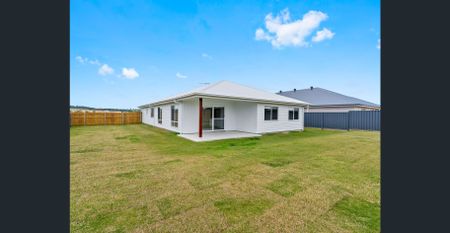 Stunning Nikenbah - Light, Bright & Airy + Ducted AC - Photo 3