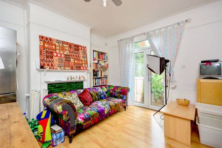 4 Bed Semi-Detached House, Holme Lacey Road, SE12 - Photo 2